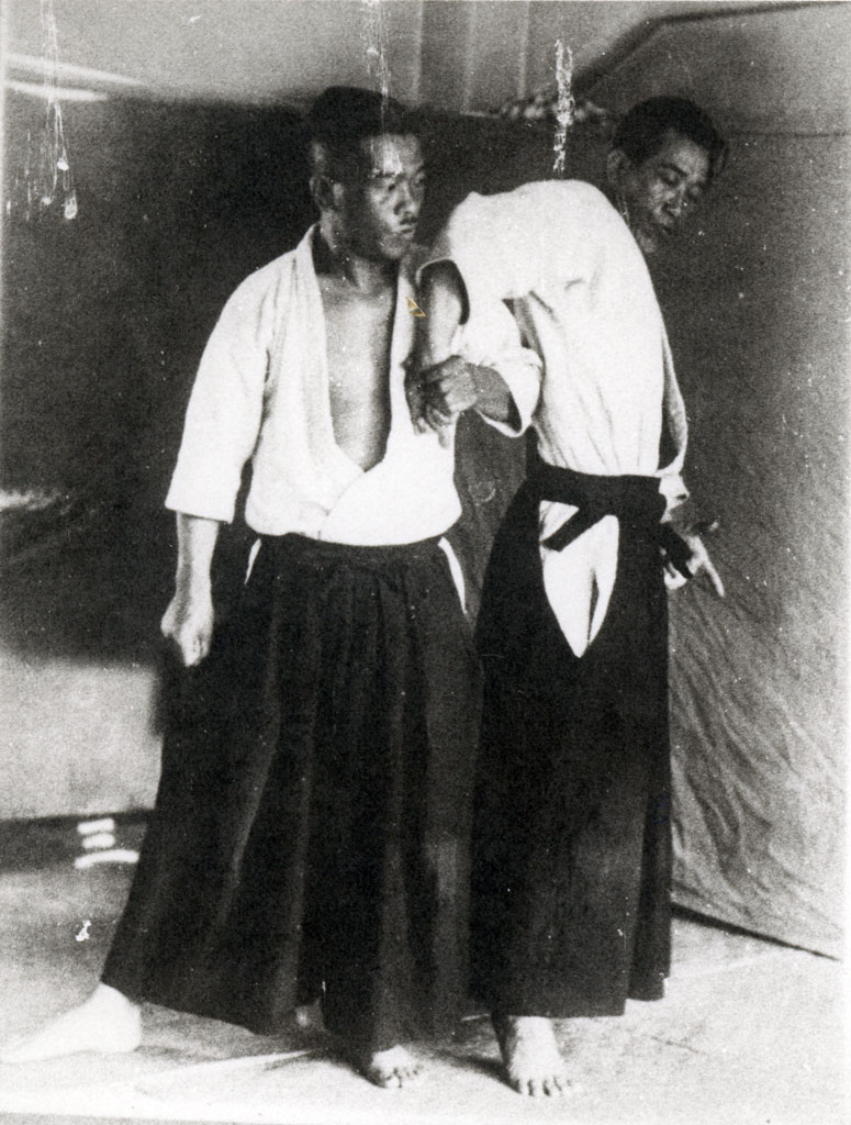 Yoshimura Yoshiteru demosntrating sankajo in volume 4 of the Soden. The uke is Kawazoe Kuniyoshi.